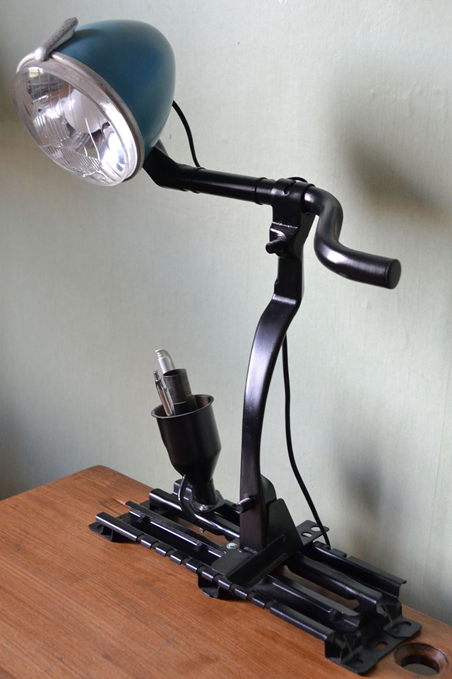 lampe noire de bureau.png